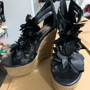 Cute flower black wedges